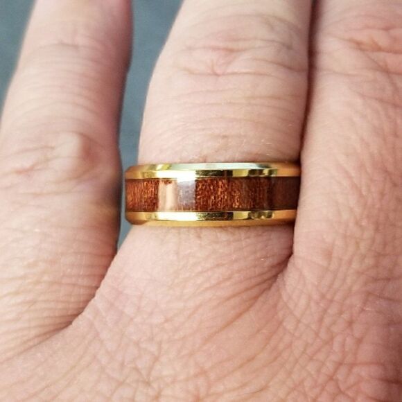 Men's Gold Wedding Ring Band With Whiskey Barrel Wood Inlay - Wedding ring Guys - Picture 3 of 9